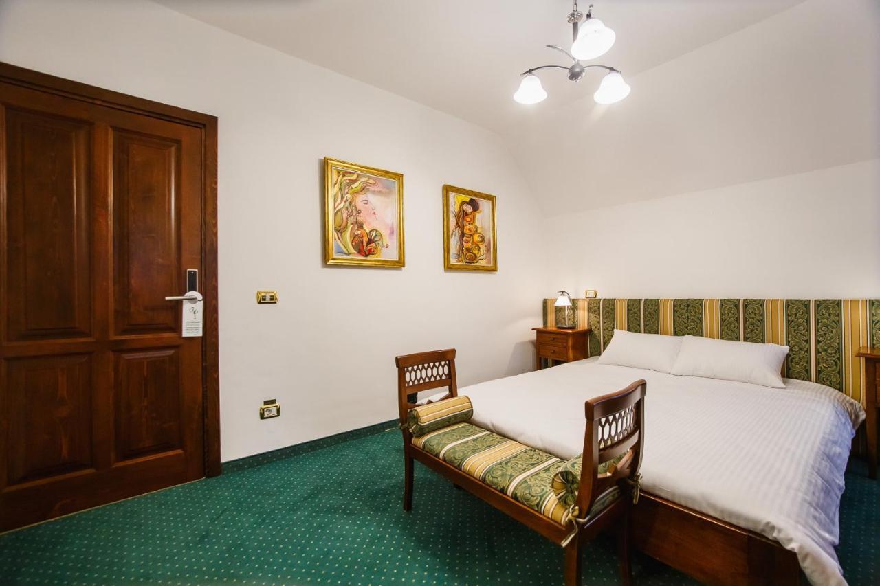 Casa 3 Guesthouse Oradea Exteriör bild