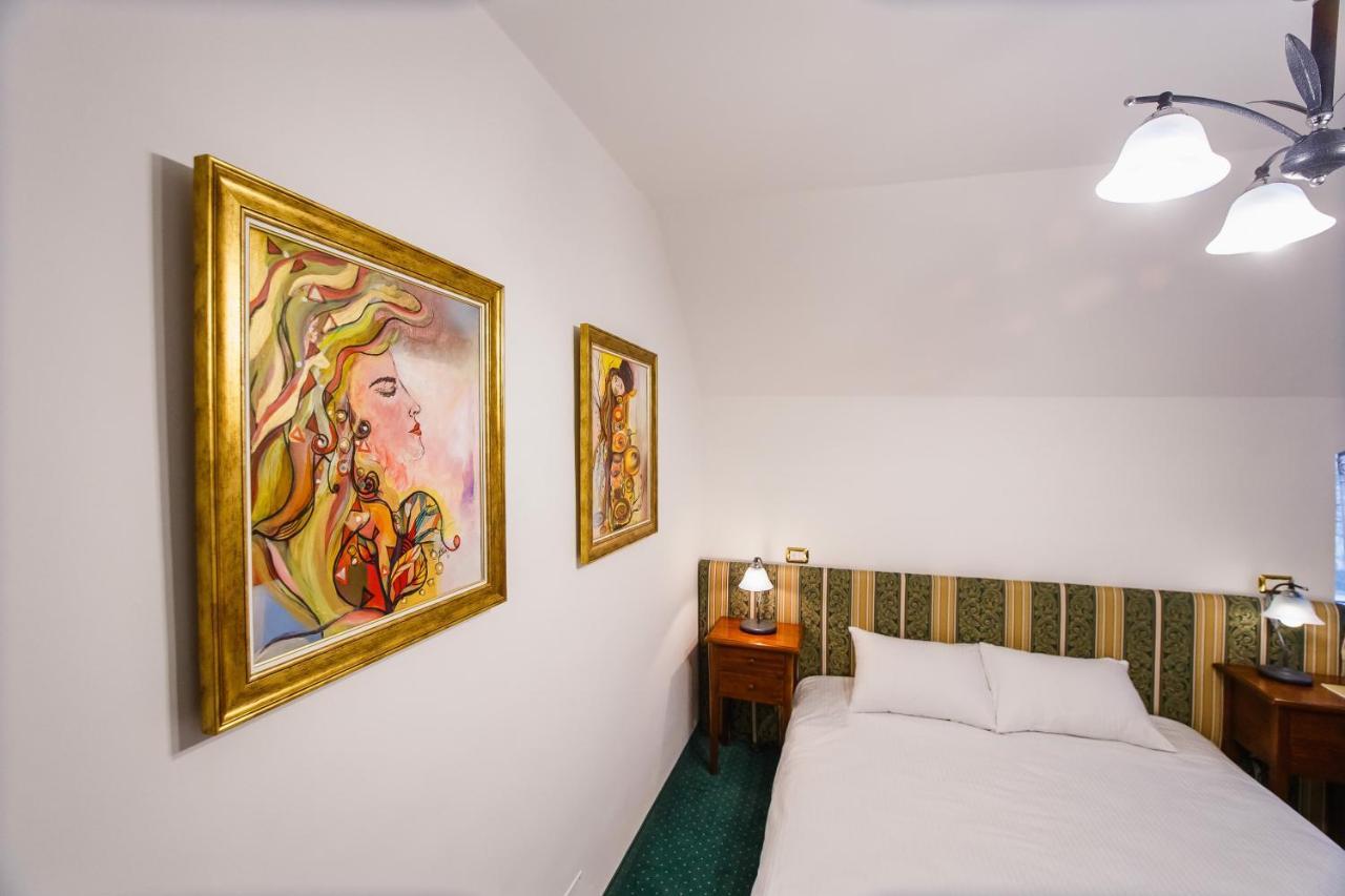 Casa 3 Guesthouse Oradea Exteriör bild