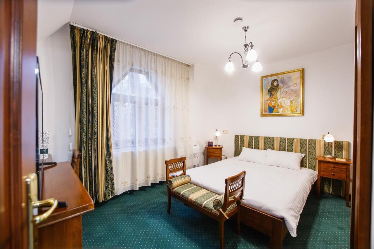 Casa 3 Guesthouse Oradea Exteriör bild